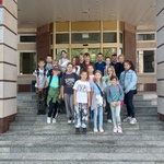 Dzieci stoją na schodach.jpg