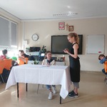 Dwie uczennice odgrywają scenę zamawiania posiłku w restauracji.