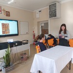 Dwie uczennice odgrywają scenę zamawiania posiłku w restauracji.