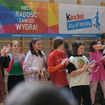 Dyrektor szkoły i grupa uczennic biją brawo uczestnikom.