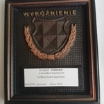 Nagroda za zdobycie trzeciego miejsca w formie tabliczki pamiątkowej. Na tabliczce przedstawiona jest tarcza i wieniec laurowy.