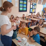 Pani pielęgniarka opowiada uczniom o udzielaniu pierwszej pomocy.