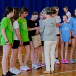 Dyrektor szkoły - Katarzyna Szostak - Król wręcza nagrody za zwycięstwo w zawodach sportowych.