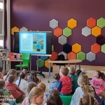Pisarka - pani Agnieszka Suchowierska - czyta fragmenty książki z ekranu multimedialnego.