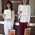Uczennice prezentują otrzymane dyplomy i nagrody.