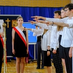 Reprezentacja uczniów klas ósmych składa ślubowanie.