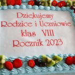 Tort przygotowany przez rodziców i uczniów klas ósmych dla nauczycieli.