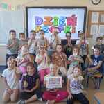 Grupa dzieci pozuje do zdjęcia wykorzystując przygotowane rekwiyty z okazji Dnia Kropki .jpg