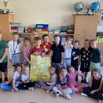 Uczniowie klasy pierwszej pozują trzymając plakat przedstawaiający Drzewo Talentów.jpg