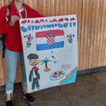 dziewczyna prezentuje plakat Chorwacji.jpg