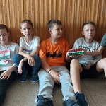 sześciu chłopców prezentuje Węgry.jpg