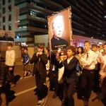 Nasi uczniowie niosący obraz bł. ks. Michała.jpg