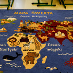 Kolorowy dywan z sali 102 przedstawiający mapę świata 