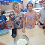Uczniowie przygotowują produkty do wypieku chleba.jpg