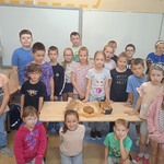 Klasa zgromadziła się wokół upieczonego chleba.jpg