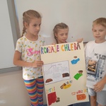Grupa uczniów prezentuje plakat nt rodzajów chleba.jpg