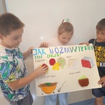 Grupa uczniów prezentuje plakat nt. Jak można wykorzystać czerstwy chleb.jpg