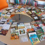 Na okrągłym stole są rozłożone audiobooki.