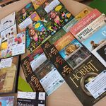 Na stole są rozłożone audiobooki.