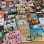 Na stole są rozłożone audiobooki.
