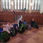 W oczekiwaniu na święcenie plecaków.jpg
