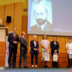 Laureaci konkursu  pozują do zdjęcia.jpg