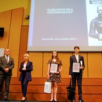 Laureaci konkursu pozują do zdjęcia.jpg