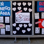 Gazetka szkolna umieszczona na dużej przestawnej tablicy. Poświęcona jest Dniu Głośnego Czytania i Dniu Serca..jpg