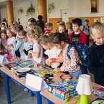 Uczniowie oglądają rzeczy wystawione na sprzedaż podczas wyprzedaży garażowej na rzecz dzieci chorych na sece..jpg