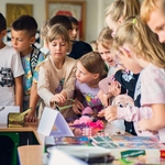 Uczniowie oglądają rzeczy wystawione na sprzedaż podczas wyprzedaży garażowej na rzecz dzieci chorych na serce..jpg