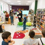W bibliotece grupa uczniów cudzoziemskich bierze udział w zabawie słownej..jpg