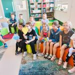 W bibliotece uczniowie klasy 2b siedzą na pufach. Trzymają w dłoniach papierowe serca..jpg