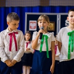Grupa uczniów klas pierwszych podczas występu.