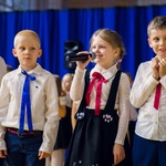 Grupa uczniów klas pierwszych podczas występu.
