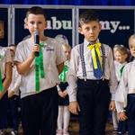 Grupa uczniów klas pierwszych podczas występu.