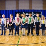 Grupa uczniów klas pierwszych podczas występu.