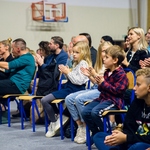 Rodzice uczniów klas pierwszych oklaskują występy dzieci.