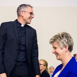 Uśmiechnięta Pani Dyrektor - Katarzyna Szostak-Król czeka na rozpoczęcie uroczystości.