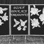 Dekoracje umieszczone na dużej przestawnej tablicy.jpg