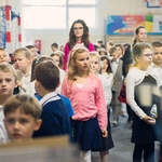 Duża grupa uczniów wraz z wychowawczynami opuszczają salę gimnastyczną.jpg