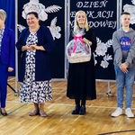 Dyrektor szkoły żegna Panią Joannę Nazarkiewicz.jpg