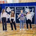 Grupa uczniów stoi na scenie_ trwa przedstawianie uczestników Familiady.jpg