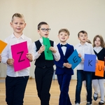 Grupa uczniów trzyma kartki z literami_ które układają się w wyraz DZIĘKUJEMY.jpg