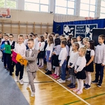 Uczniowie klas drugich ubrani na galowo wykonują piosenkę.jpg