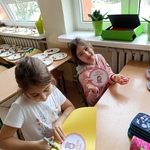 Dwie dziewczynki tworzą papierowe medale z okazji Dnia Dziewcząt.jpg