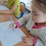 Dziewczynka wypisuje w serduszku swoje zalety.jpg