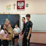 Dzieci z wychowawcą przekazują Torbę Samarytankę..jpg