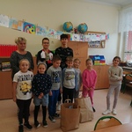 Kolejna klasa dzieli się zebranymi darami..jpg