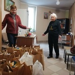 Wdzięczne Panie z Caritasu przekażą produkty potrzebującym..jpg