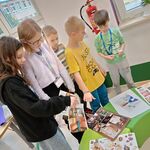 Kilku uczniów ogląda rozłożone na pufach prace Mapa marzeń..jpg